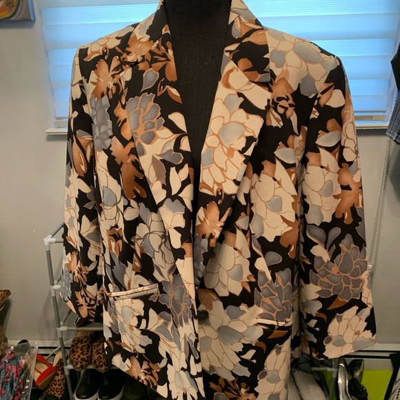 Neutral floral blazer. - Picture 1 of 2